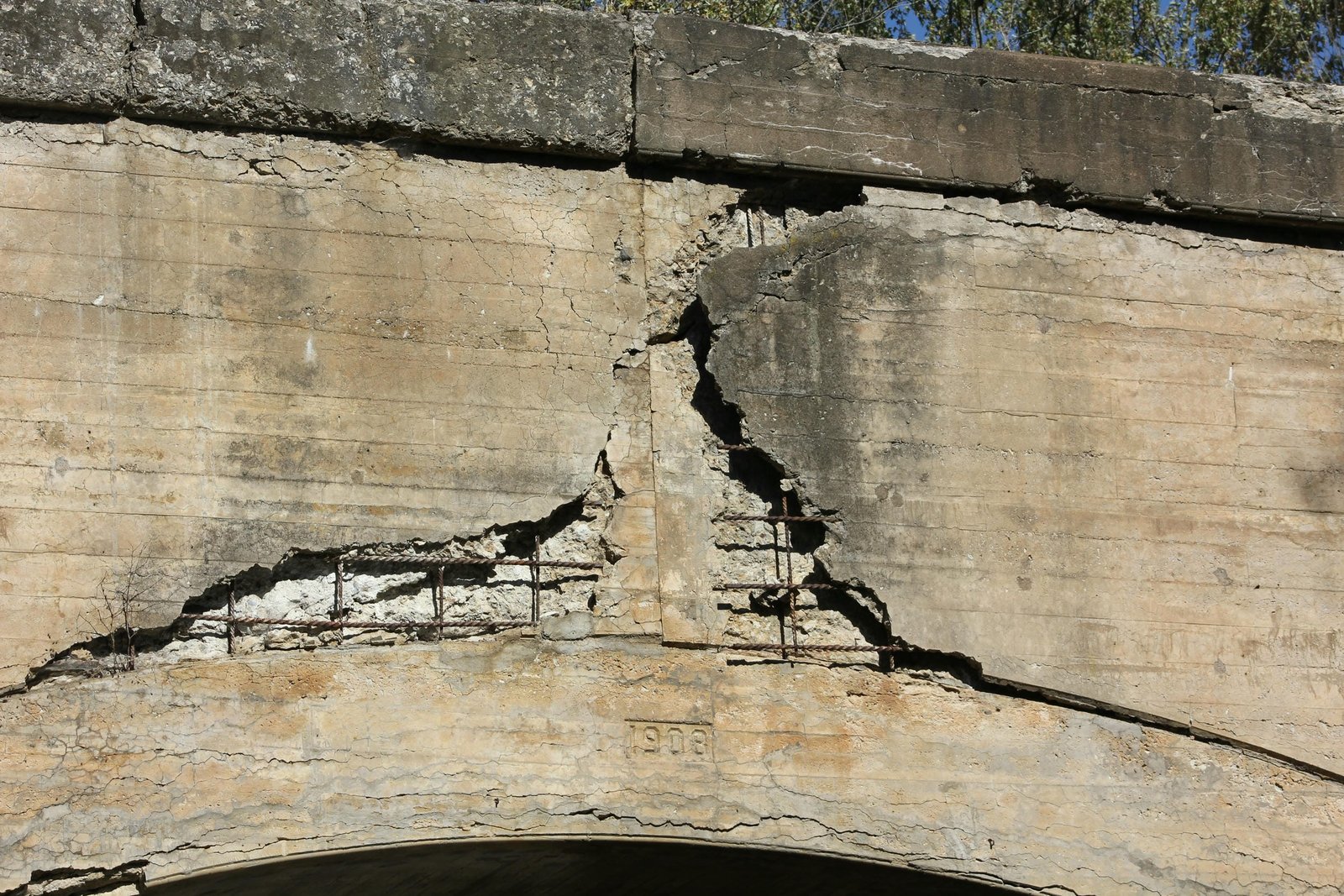 Cracking at center of arch.  Later Milwaukee Road concrete arch bridges used a joint at this location to prevent cracking.